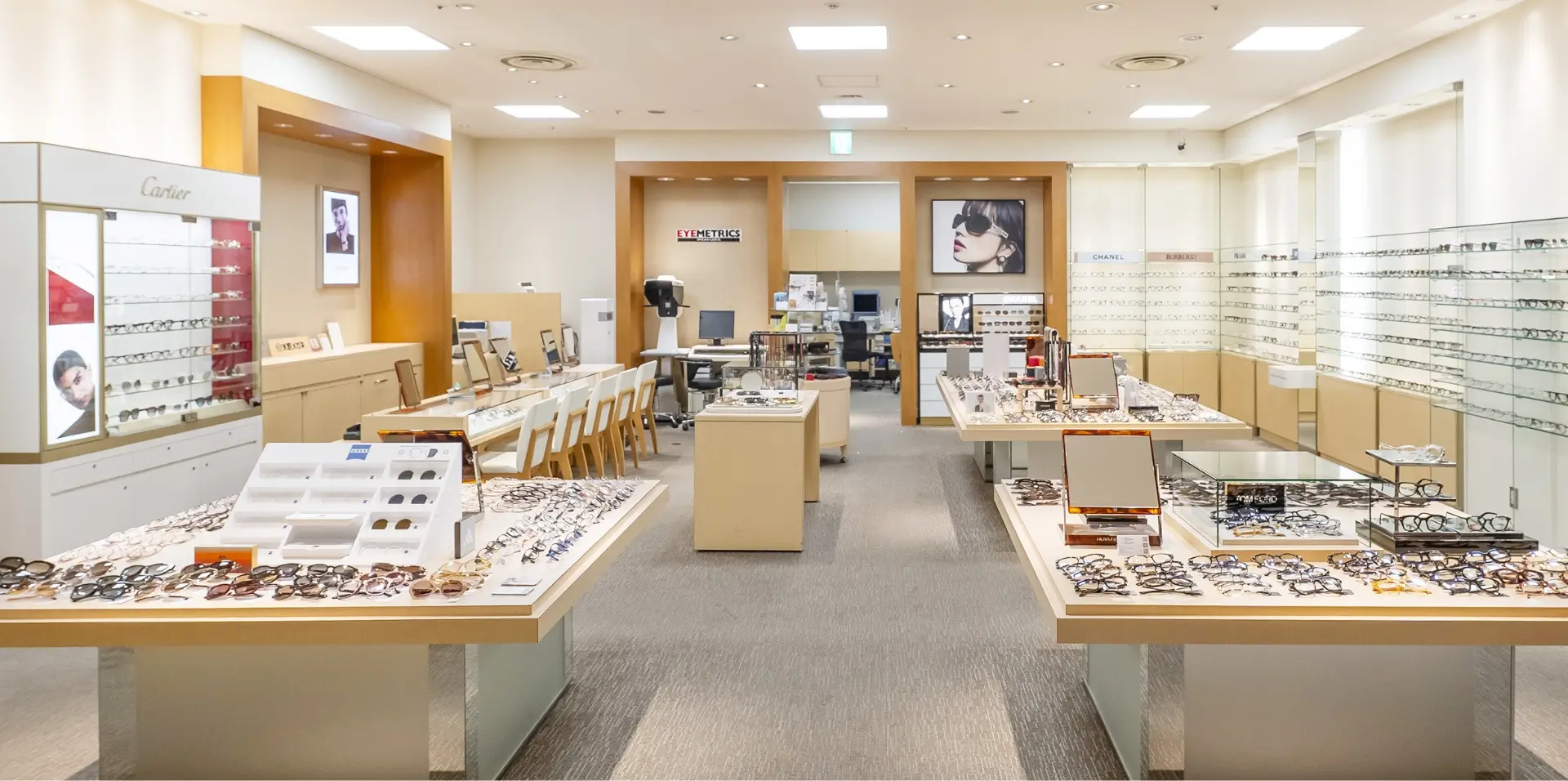 水野メガネ大丸店内