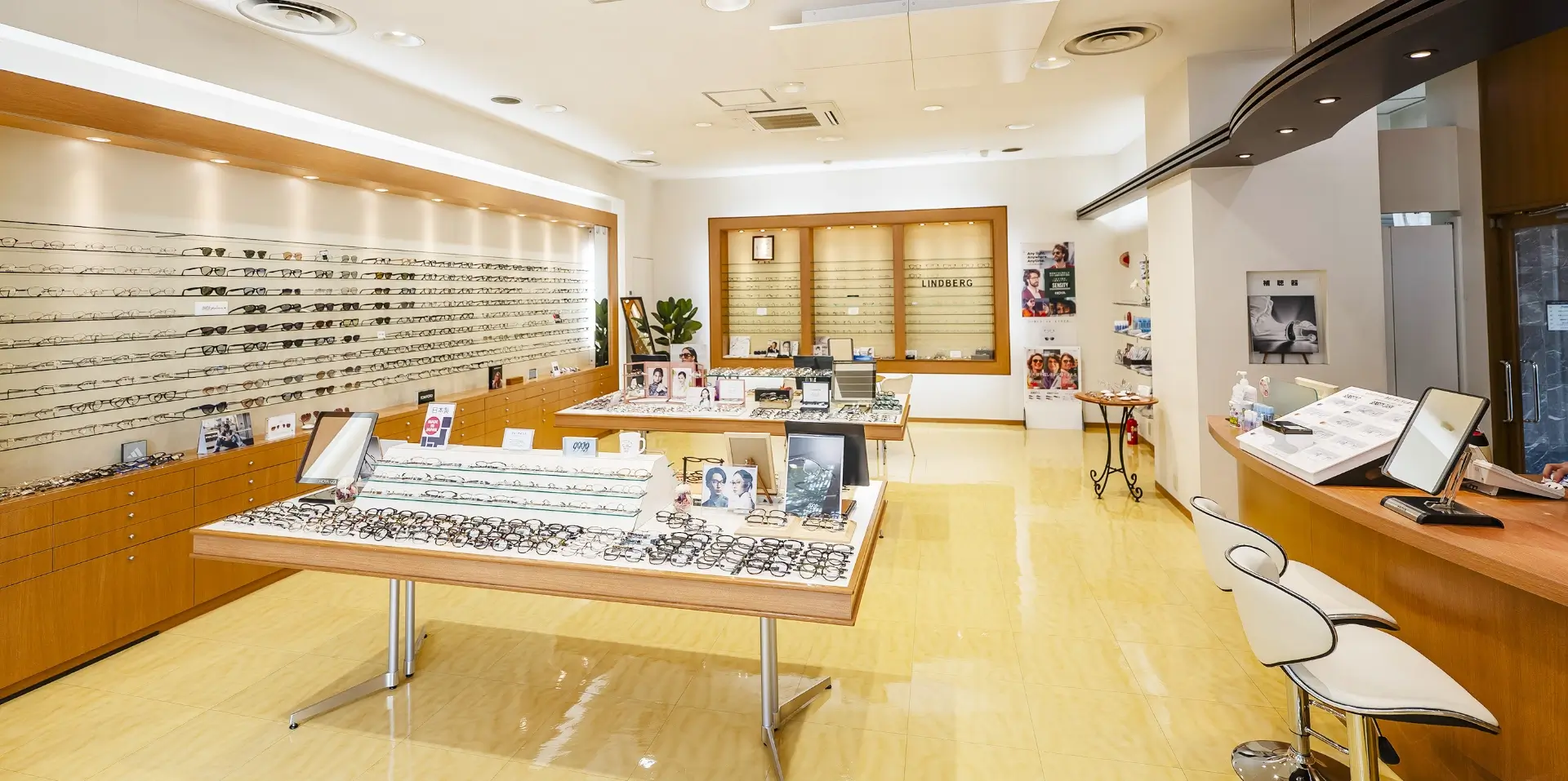 水野メガネ本店内