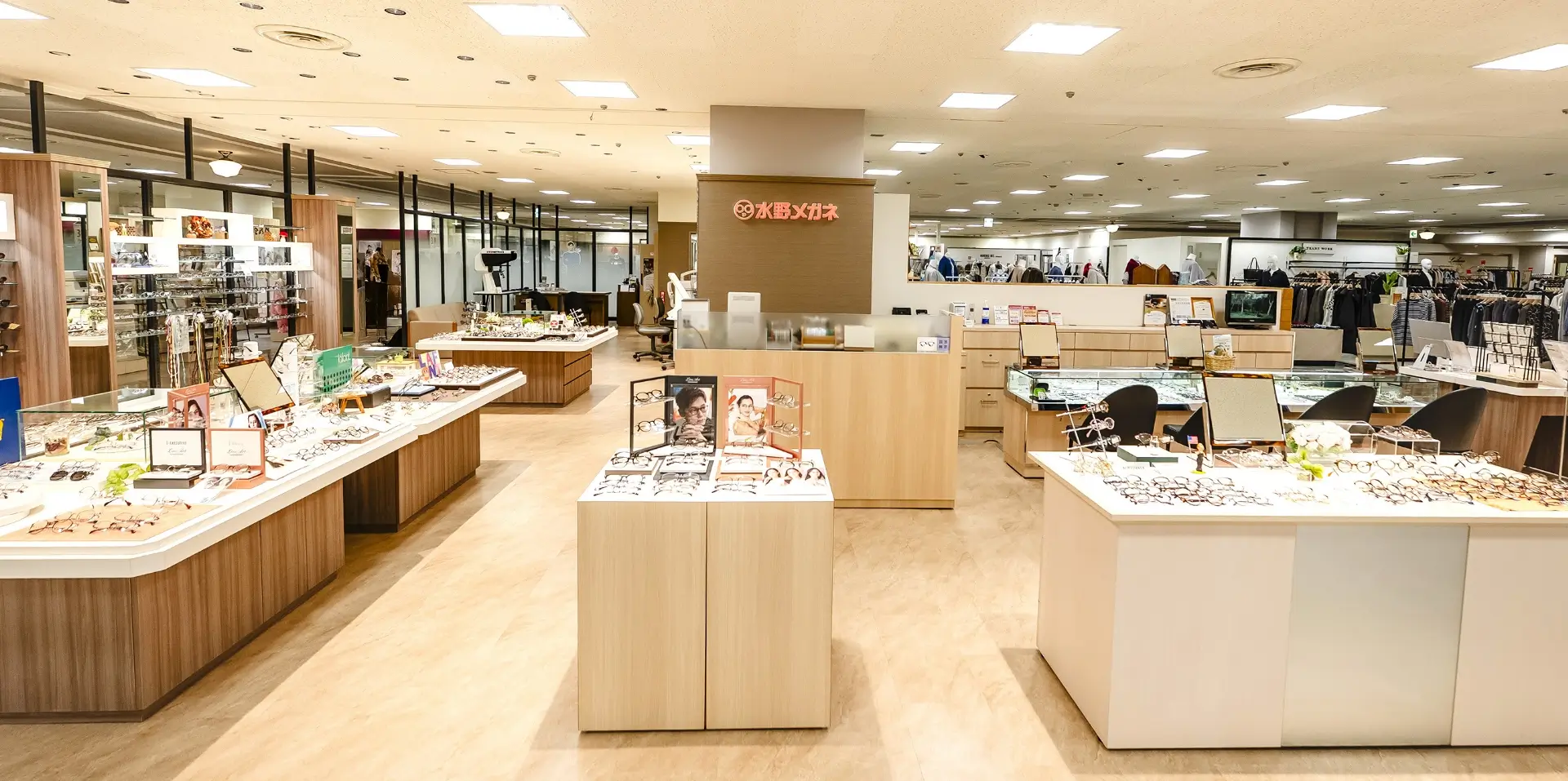 水野メガネ東急店内